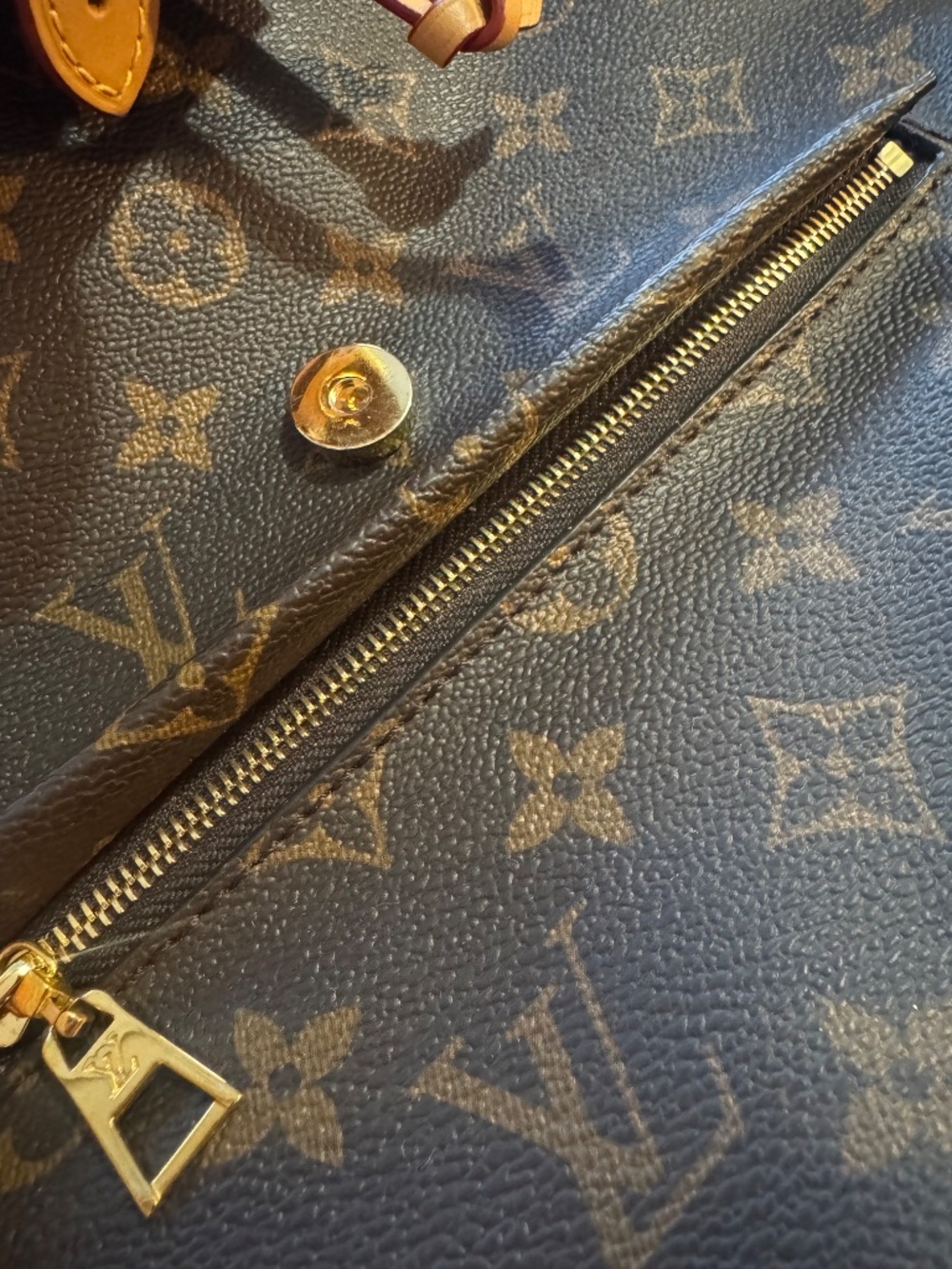 LOUIS VUITTON Monogram Montsouris PM - Picture 3 of 10